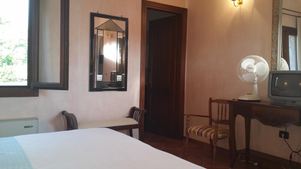 Hotel Ristorante La Tana Di Li Mazzoni Trinita d'Agultu e Vignola Exterior photo